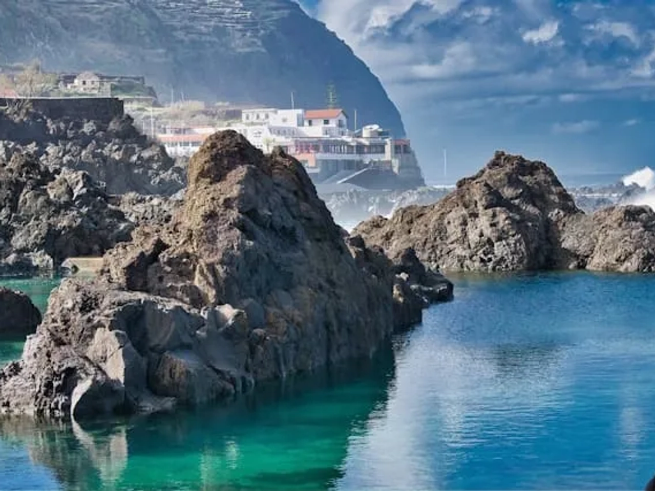 vista do mar azul com rochas em porto moniz na madeira