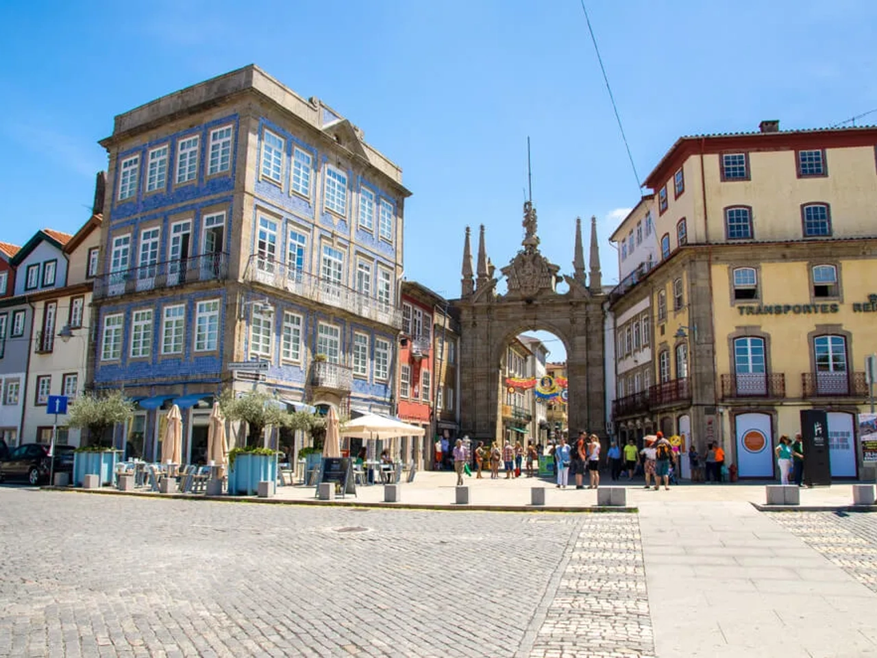 panoramica do arco da porta nova e dos edificios circundantes