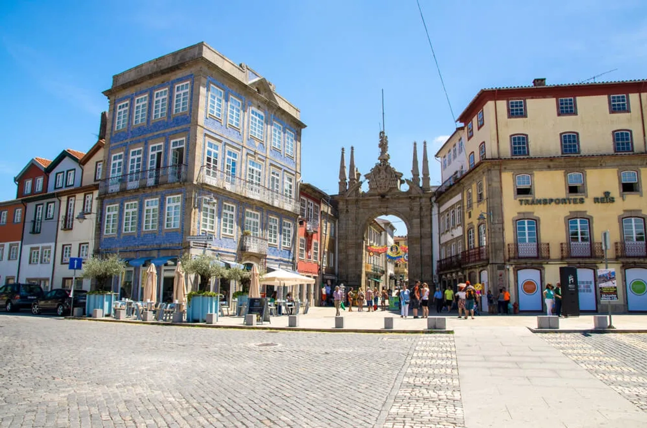 panoramica do arco da porta nova e dos edificios circundantes