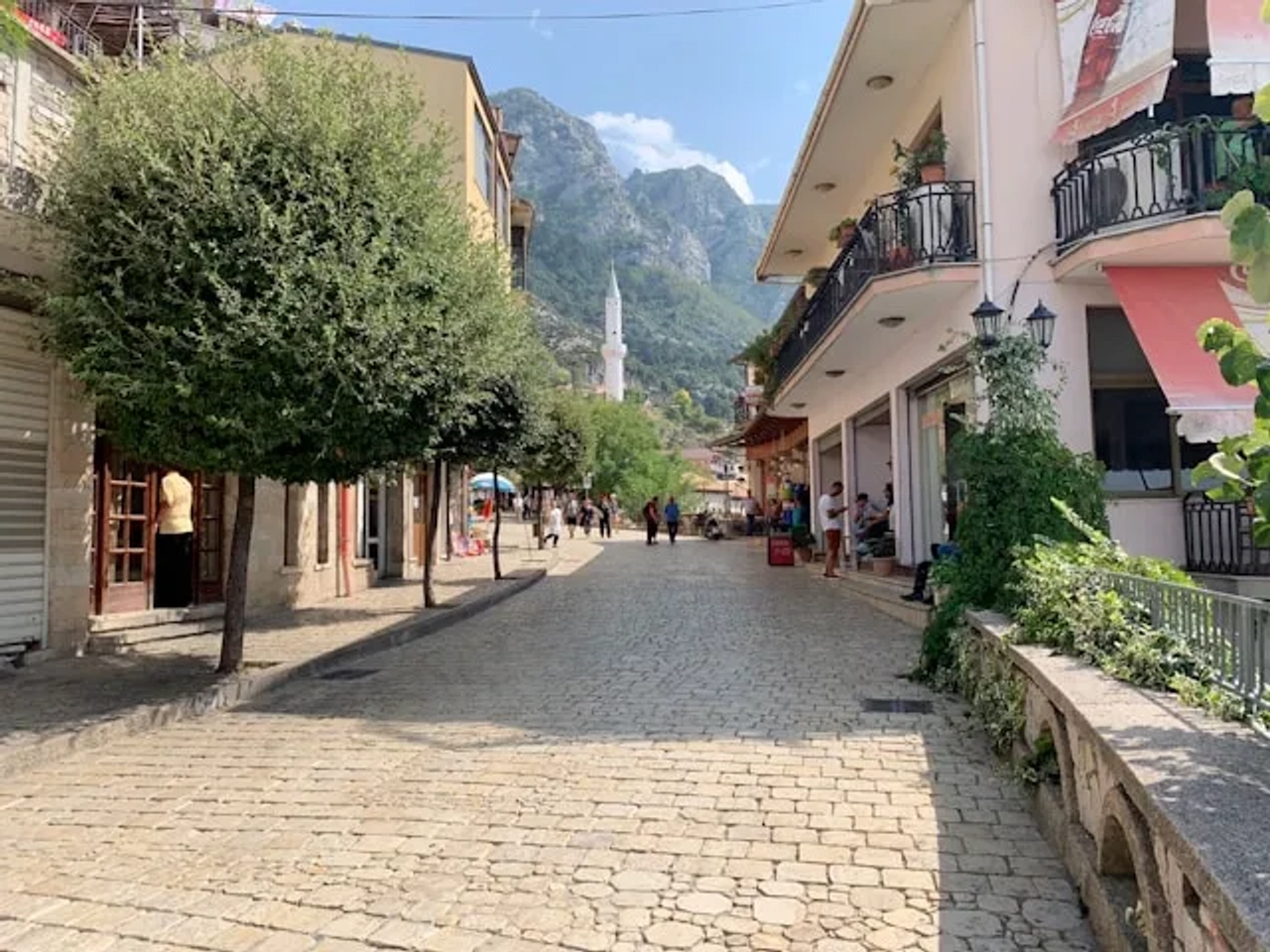 casas e arvores na cidade de Krujë, Durrës na Albania