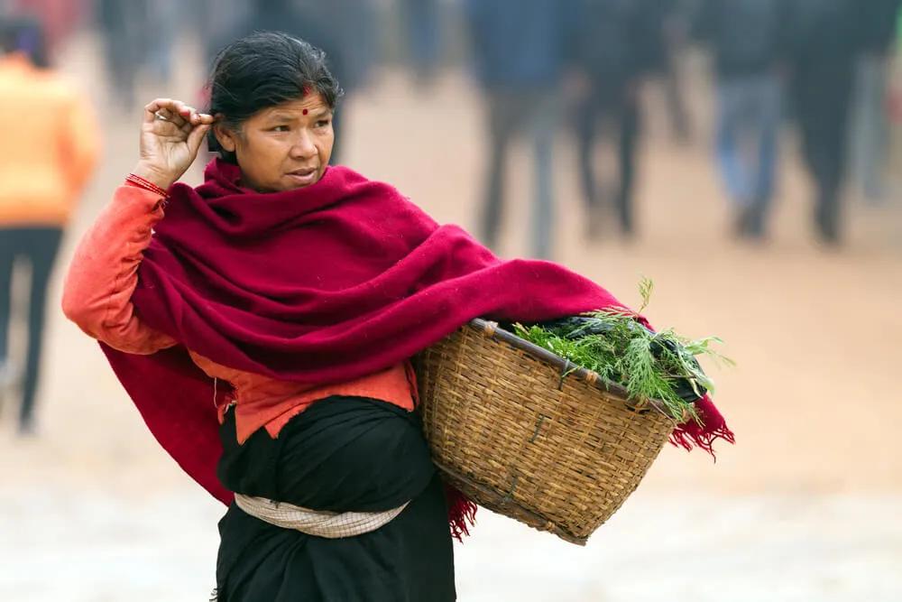 mulher no mercado de bhaktapur