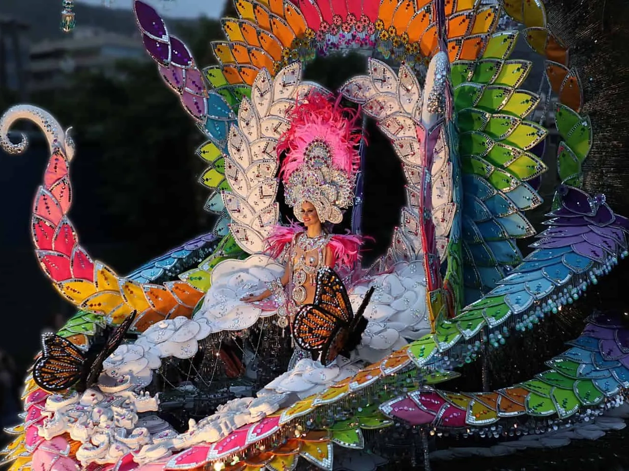 Desfile de Carnaval com fantasia colorida e detalhes brilhantes, destacando uma dançarina.