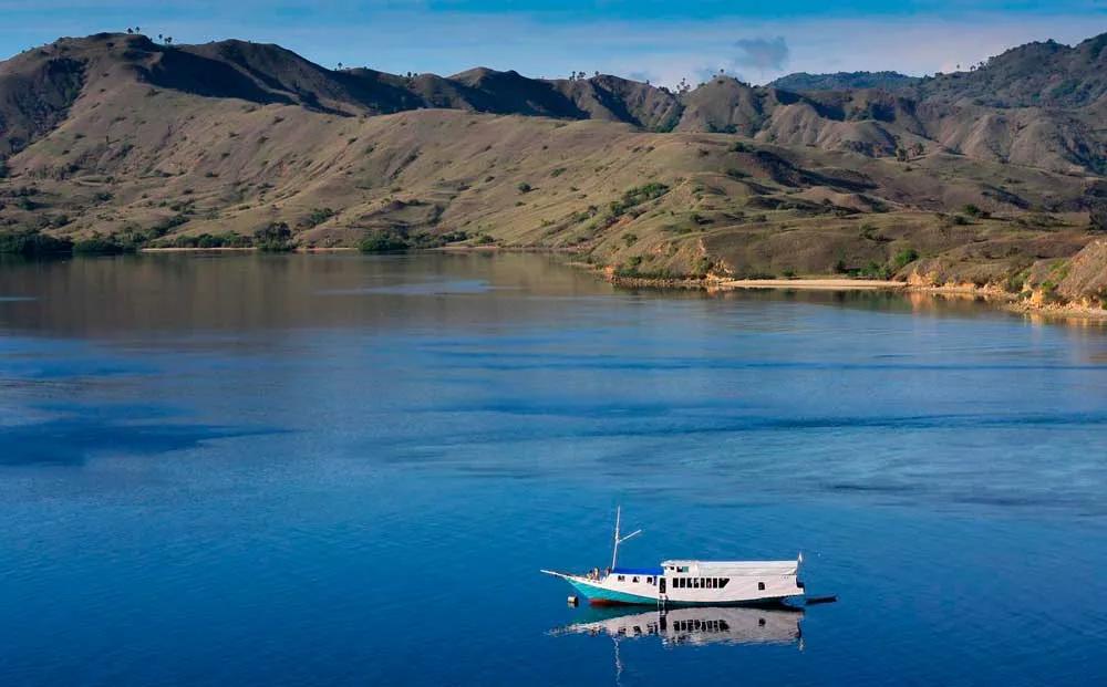 barco em lago algures no sudeste asiático 
