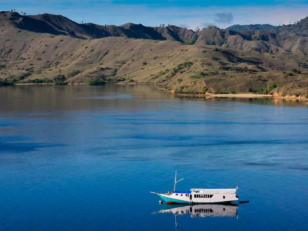 barco em lago algures no sudeste asiático