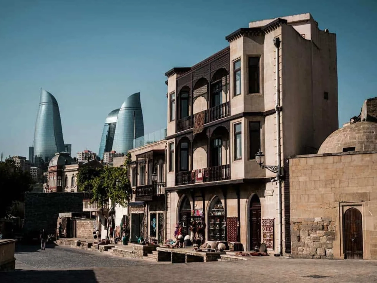 Contraste de historia y modernidad en las calles de Azerbaiyán