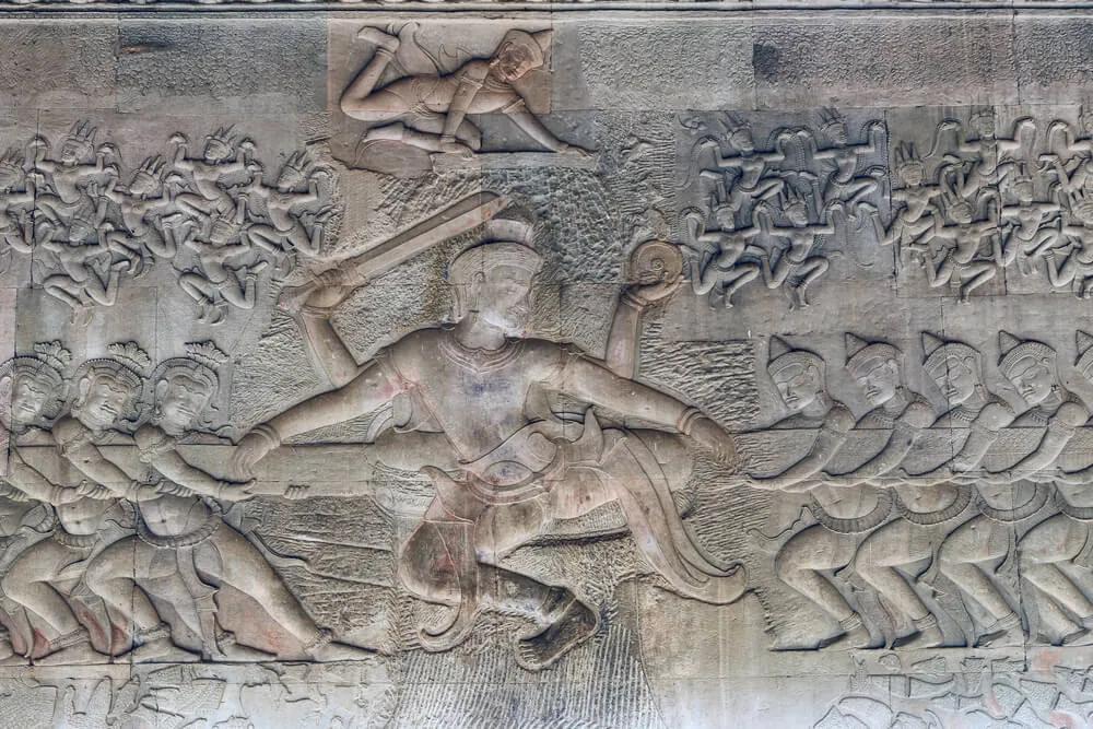 baixo relevo esculpido num muro de angkor wat