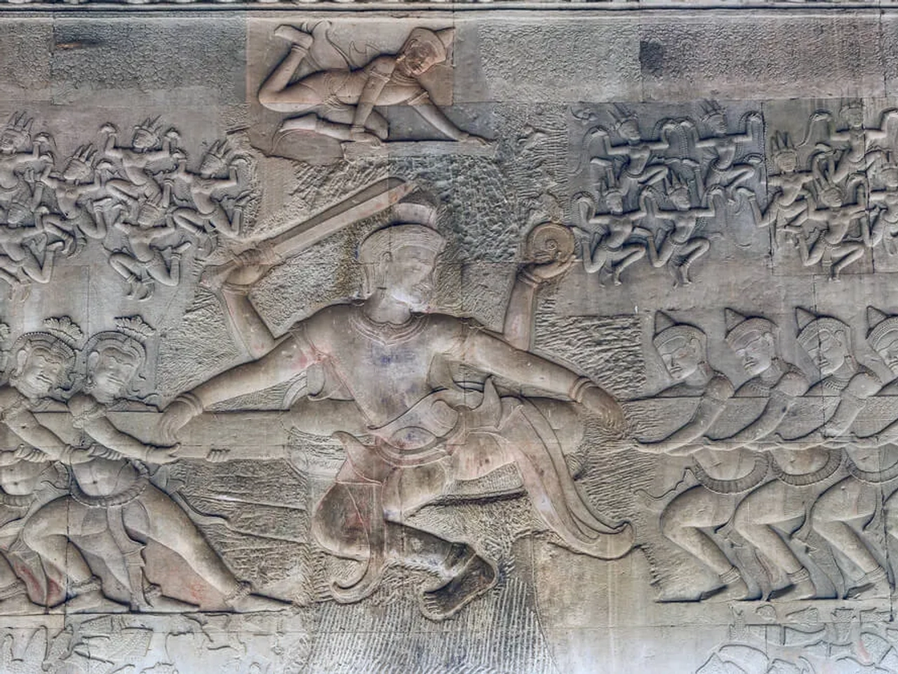 baixo relevo esculpido num muro de angkor wat