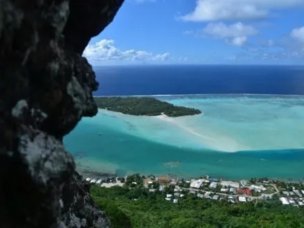 Vista panorámica de la Polinesia Francesa, con playas y aguas turquesas.