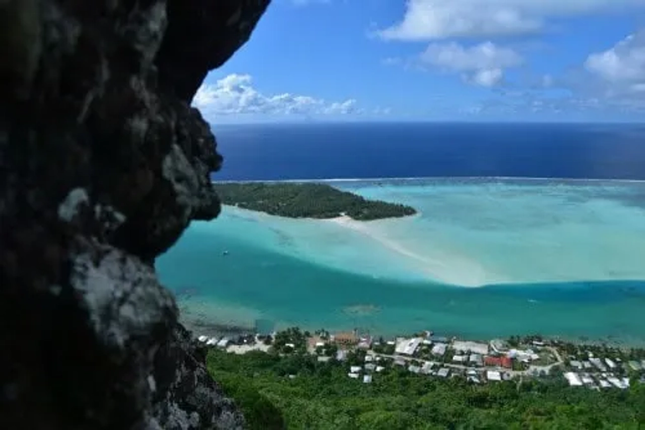 Vista panorámica de la Polinesia Francesa, con playas y aguas turquesas.