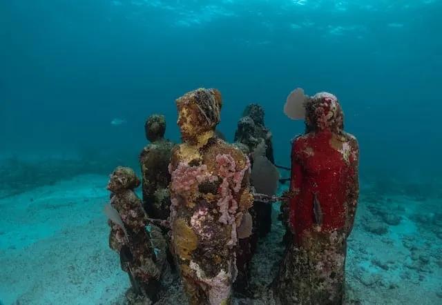 Estátua de mulheres no MUSA museu subaquatico do mexico