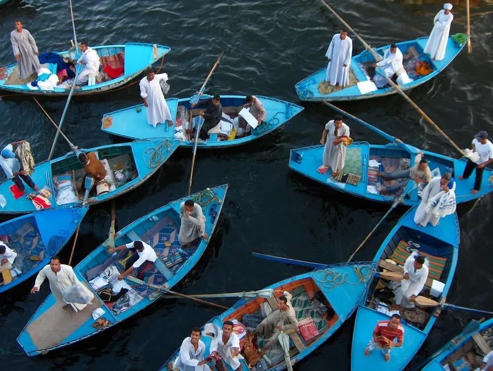vendedores em pequenos barcos azuis no nilo