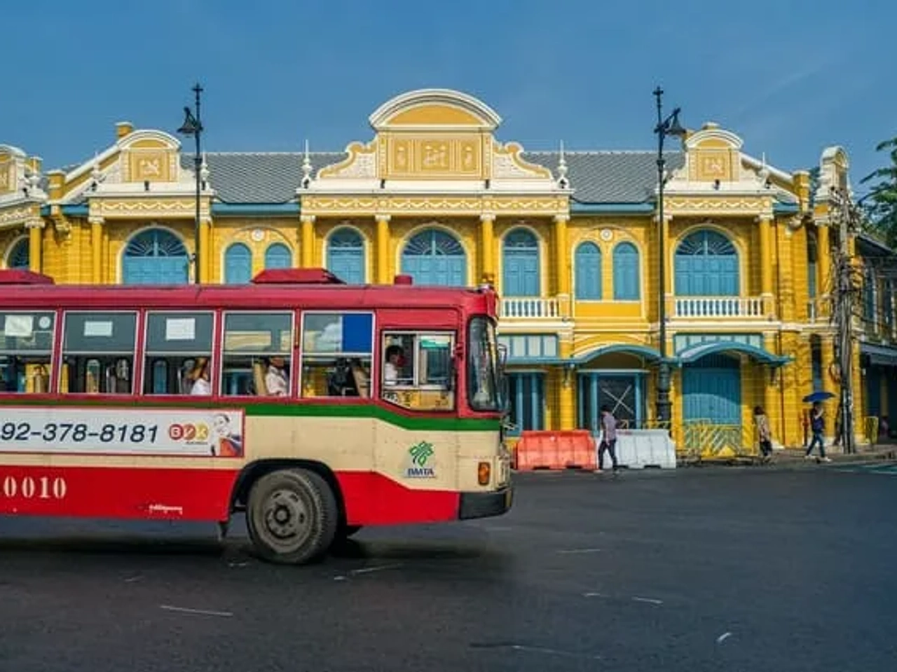autocarro vermelho e amarelo na rua