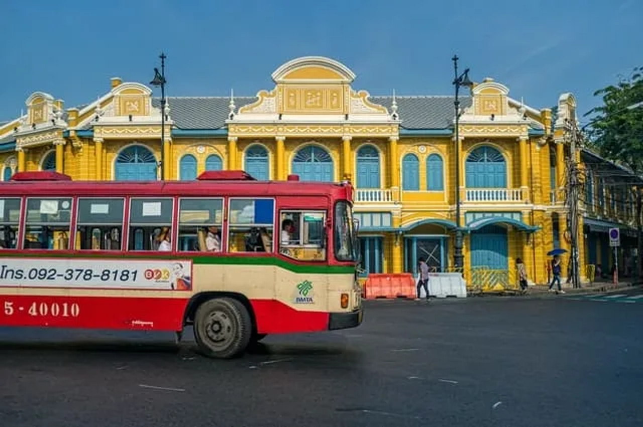 autocarro vermelho e amarelo na rua