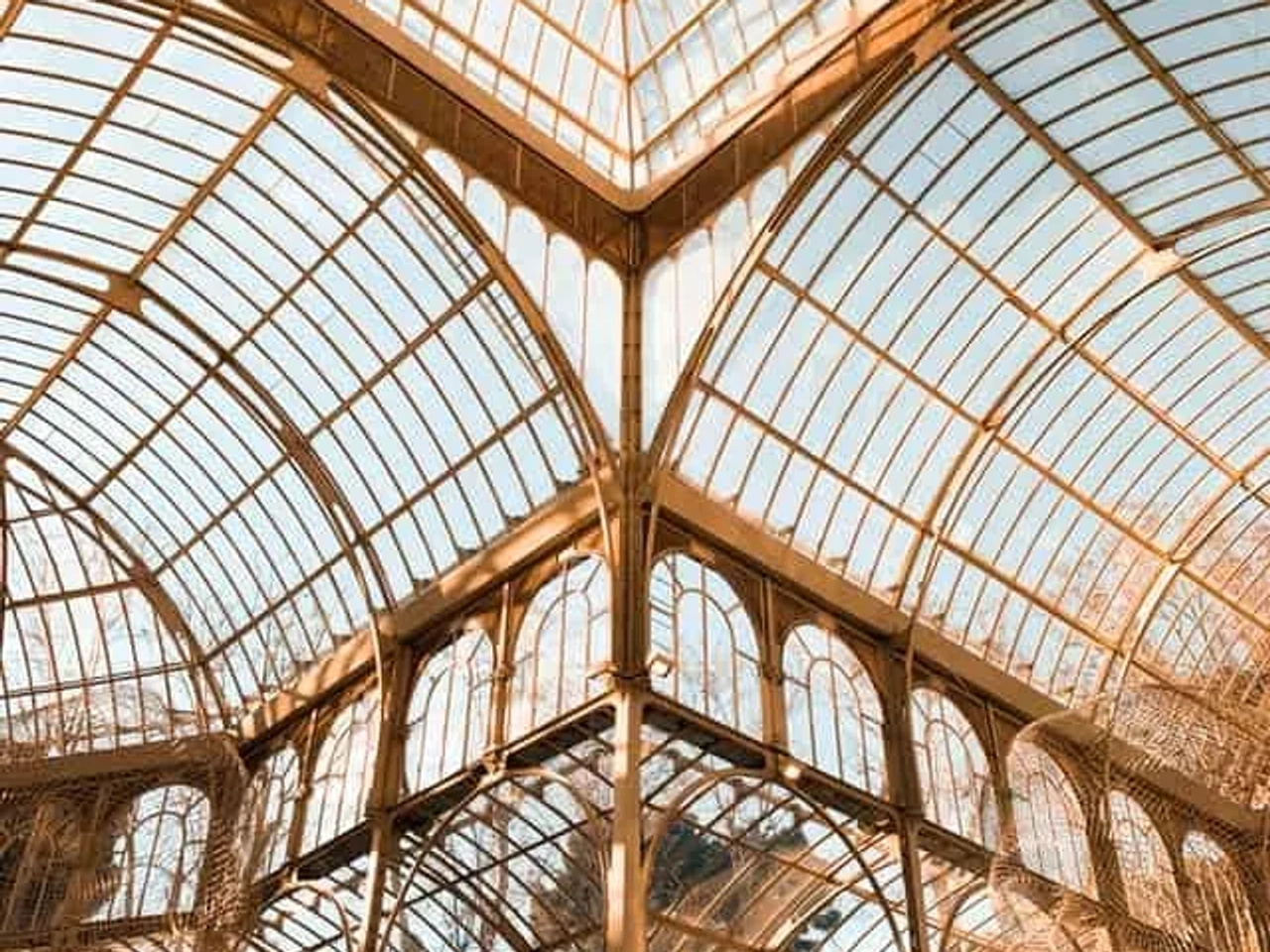 vista de cima do palacio de cristal em madrid, espanha