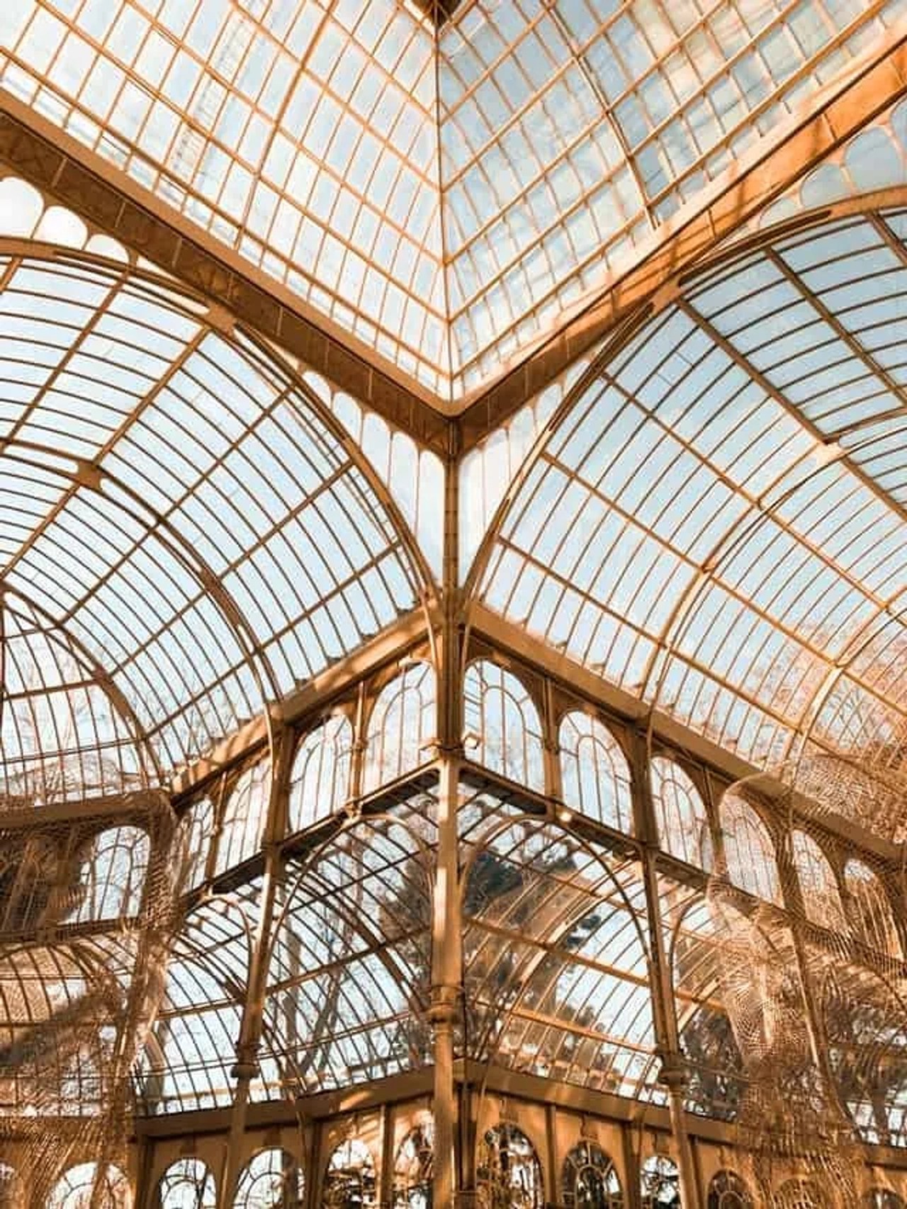 vista de cima do palacio de cristal em madrid, espanha