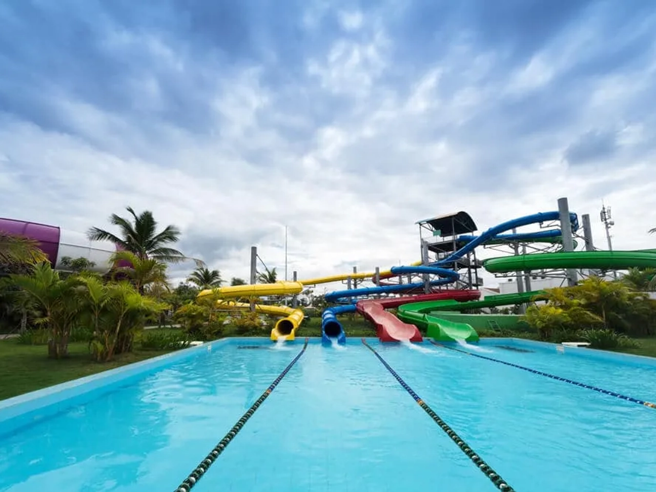 escorregas de um parque aquático