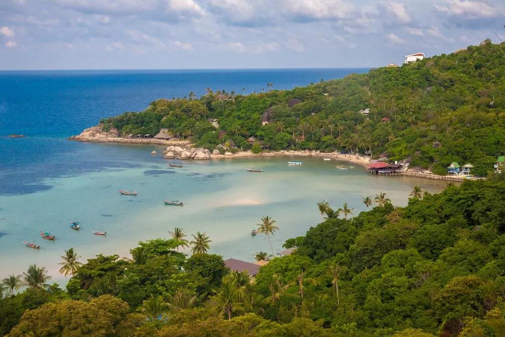 vista aerea da baia, praia e floresta de chalok bay