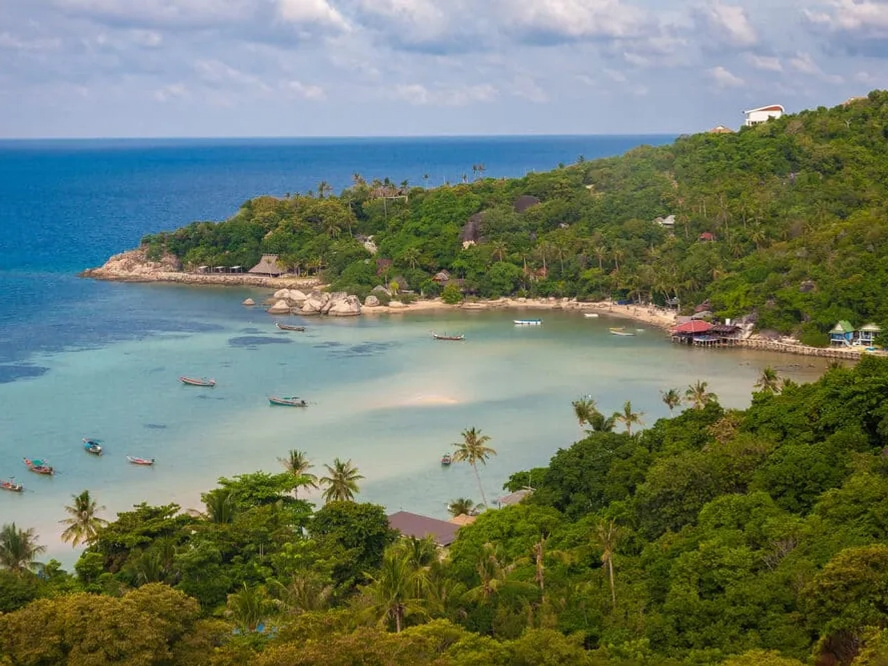 vista aerea da baia, praia e floresta de chalok bay