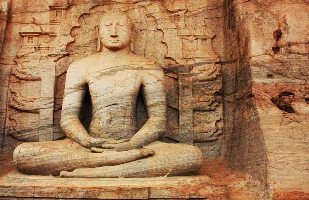 Estatua de Buda tallada en roca, representando la cultura budista de Sri Lanka.