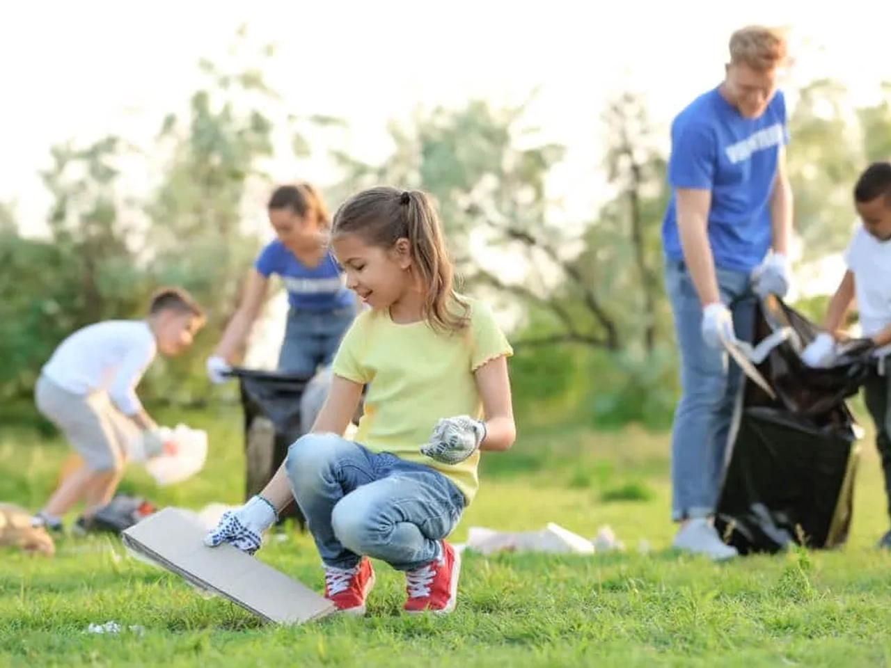 criança apanha lixo do chao