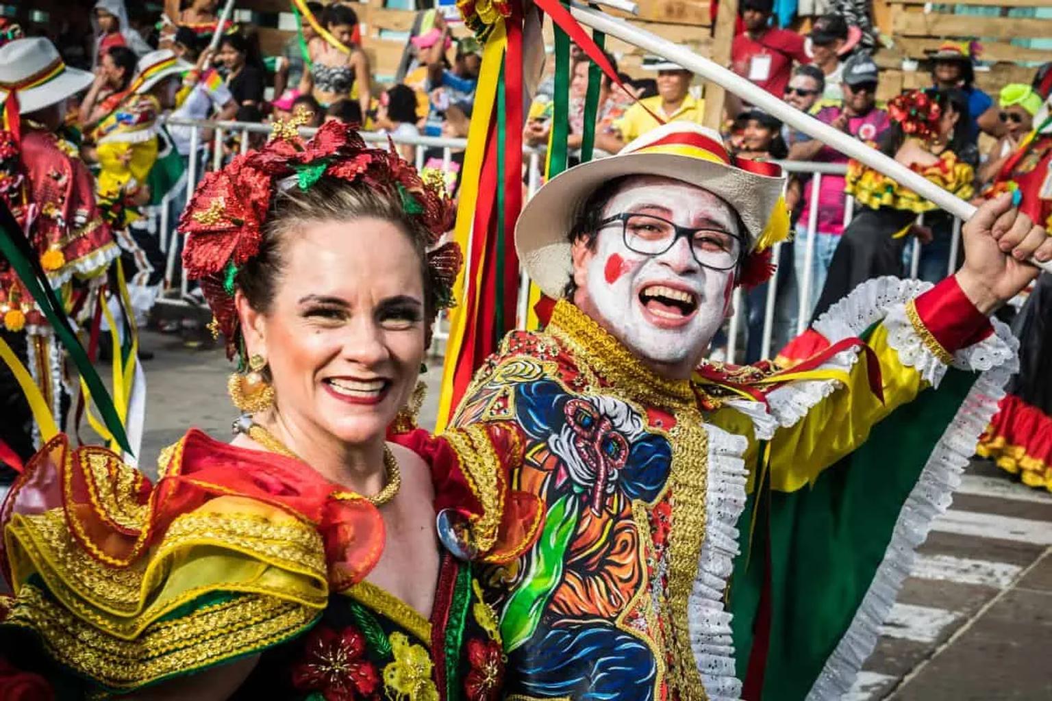 Pareja sonriente en coloridos trajes durante el Carnaval de Mazatlán