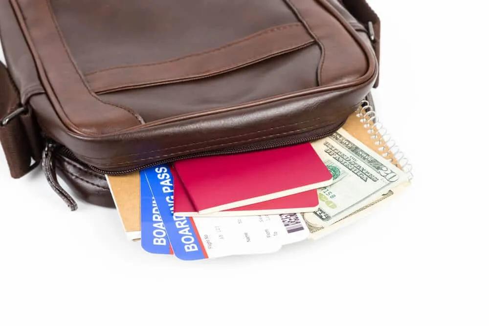 bolsa castanha com documentos e cartoes de credito