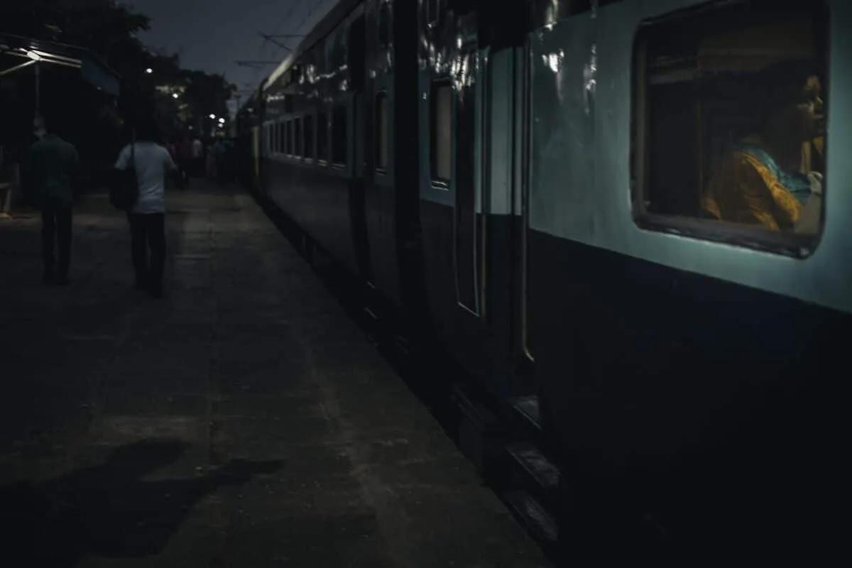 comboio indiano parado numa estaçao durante a noite