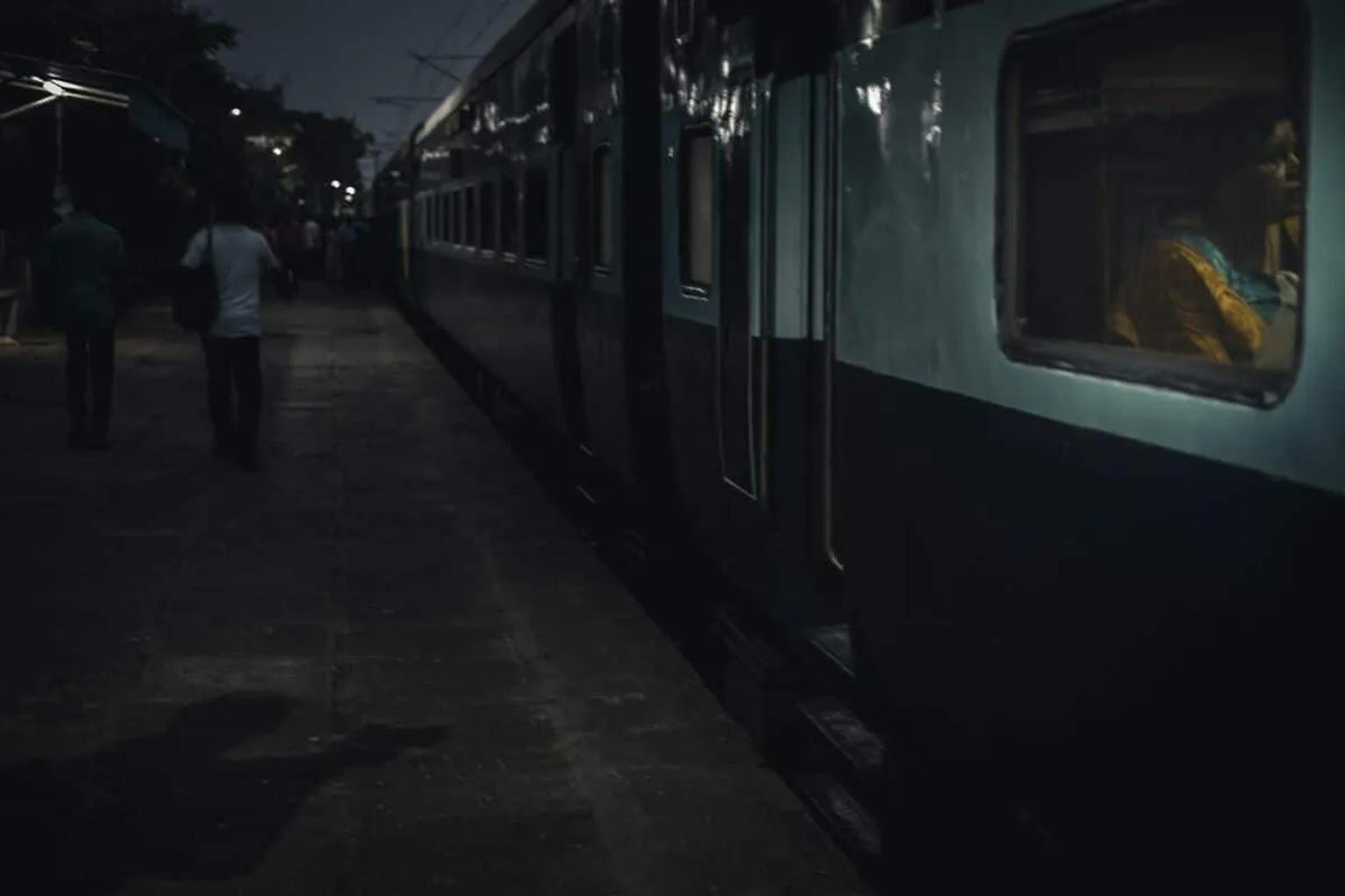 comboio indiano parado numa estaçao durante a noite