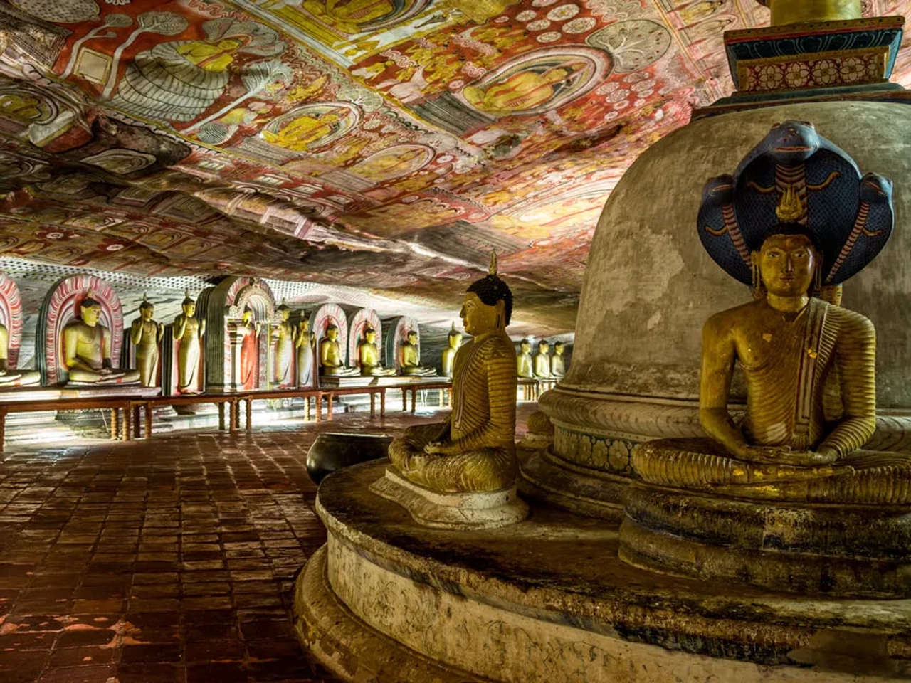 budas e tetos pintados na caverna de dambulla