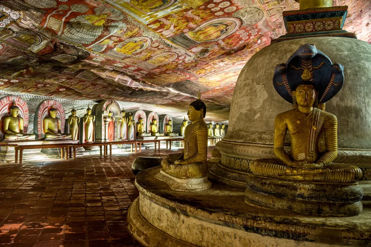 budas e tetos pintados na caverna de dambulla