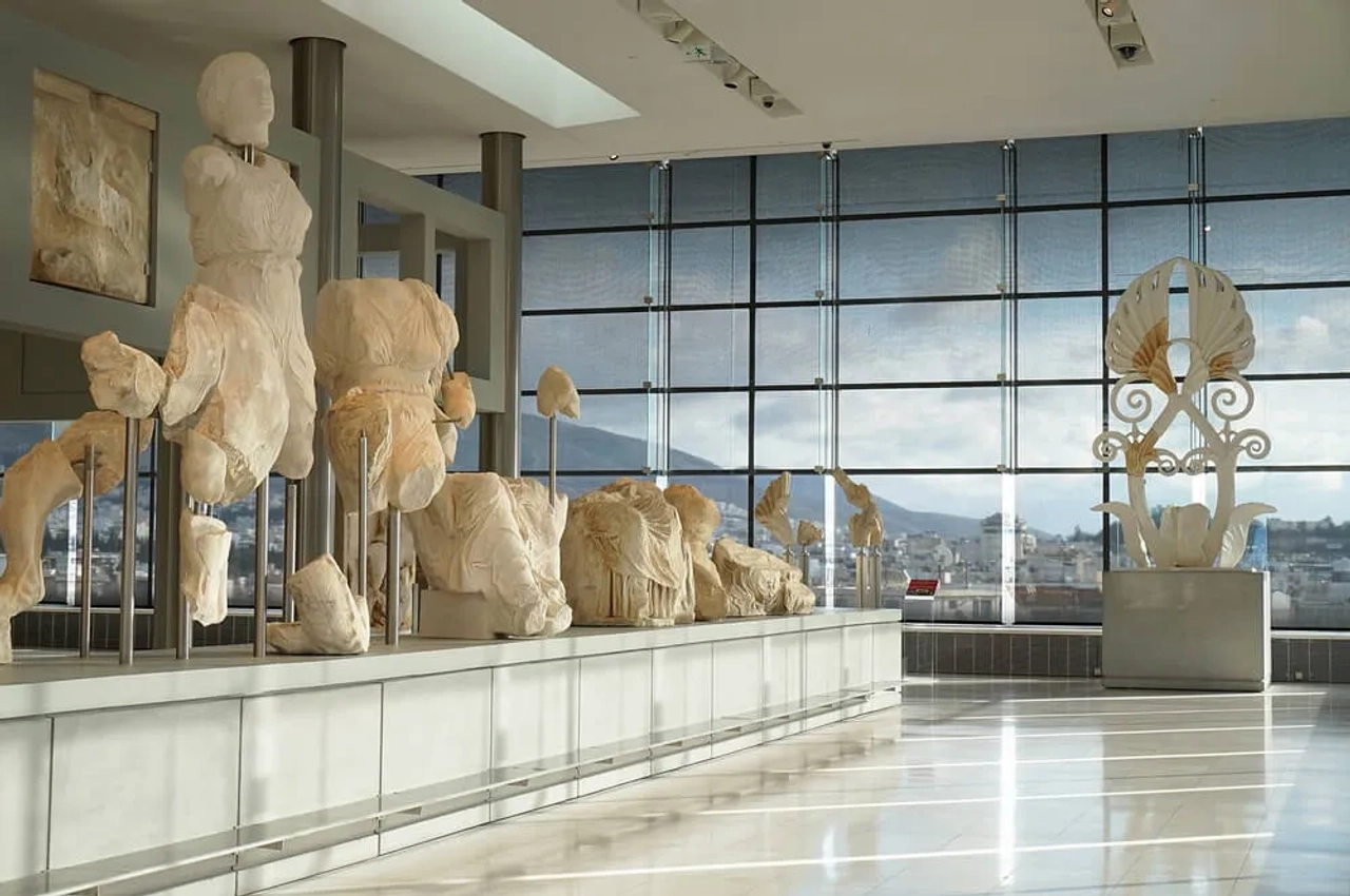 estatuas numa das salas do museu da acropole