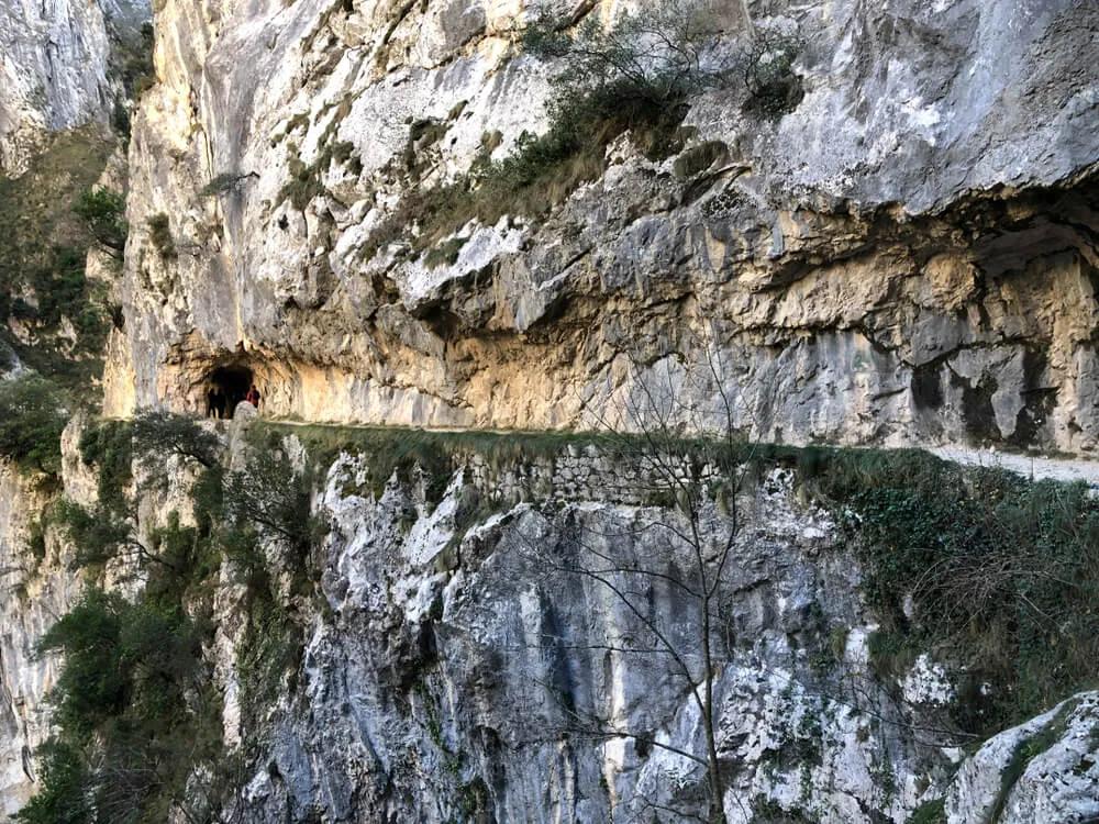 trilho da ruta del cares pela rocha