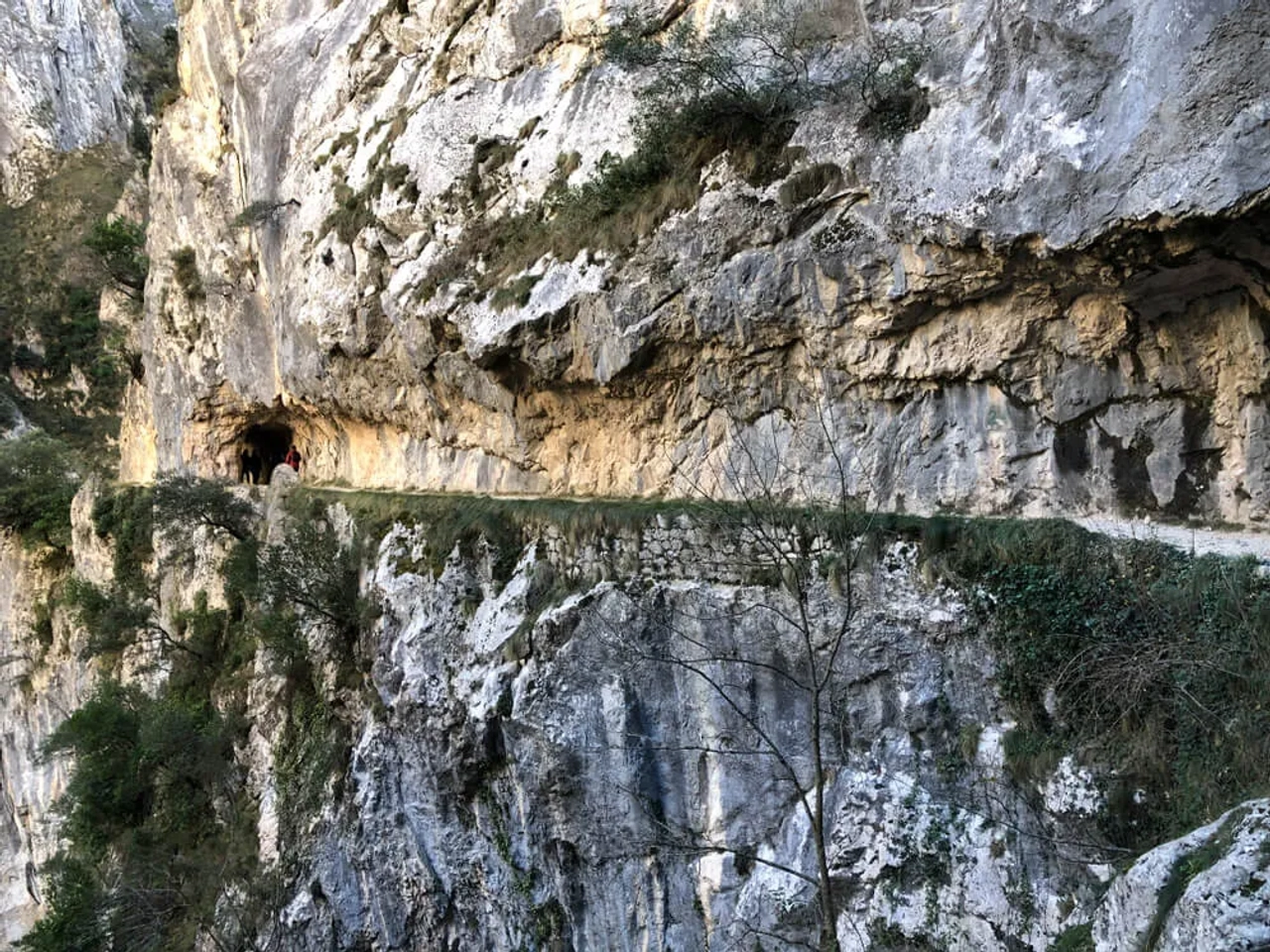 trilho da ruta del cares pela rocha