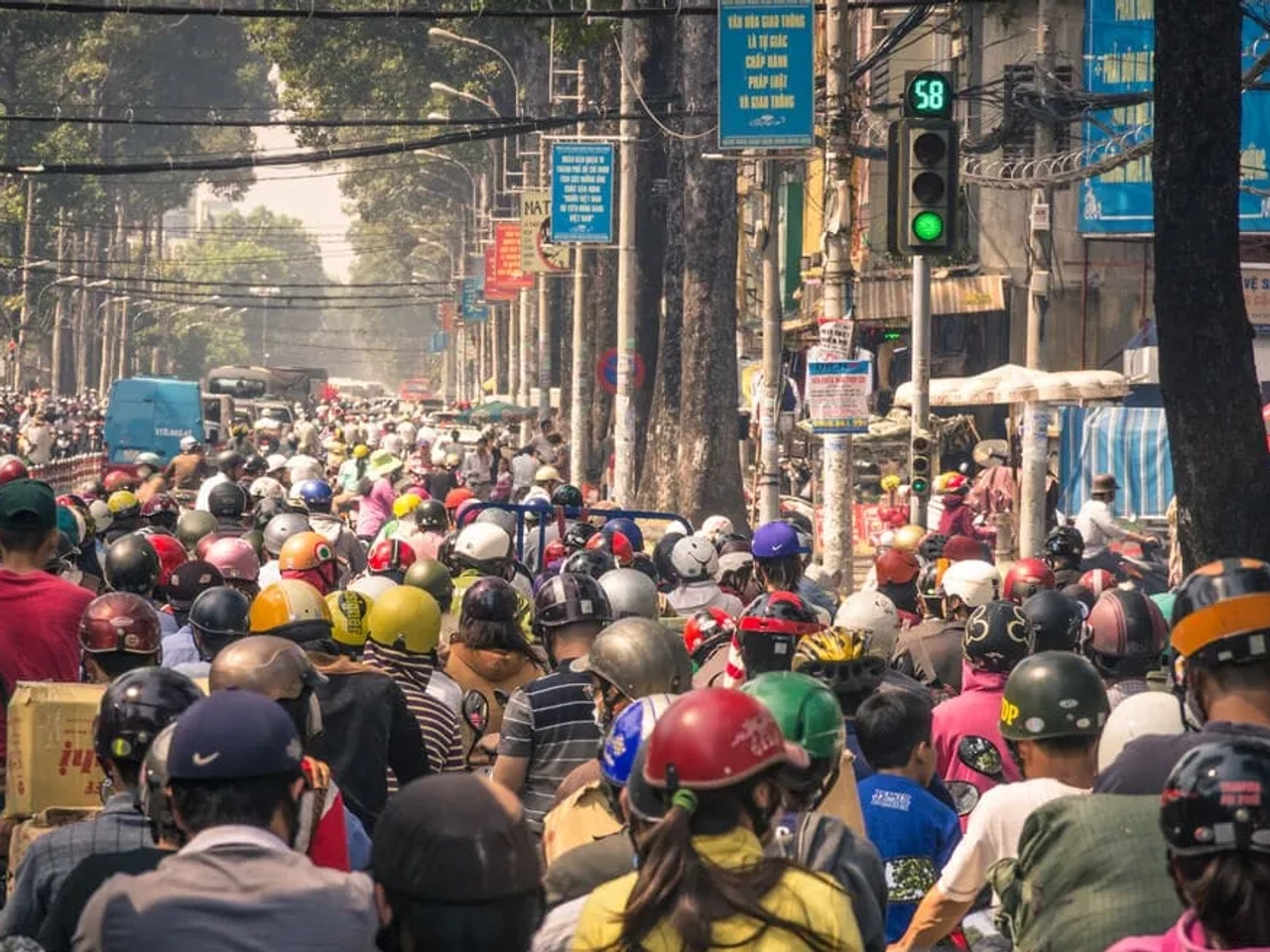 rua de ho chi minh com transito de centenas de motas