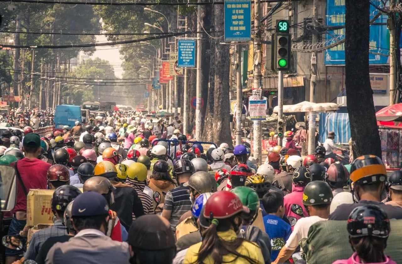 rua de ho chi minh com transito de centenas de motas