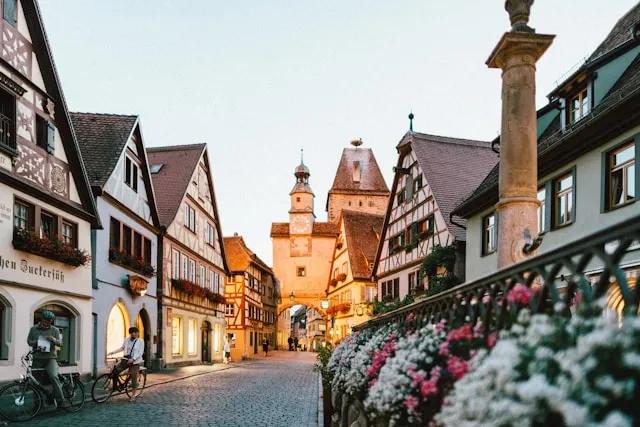 turistas a andar de bicicleta em Rothenburg ob der Tauber na Alemanha