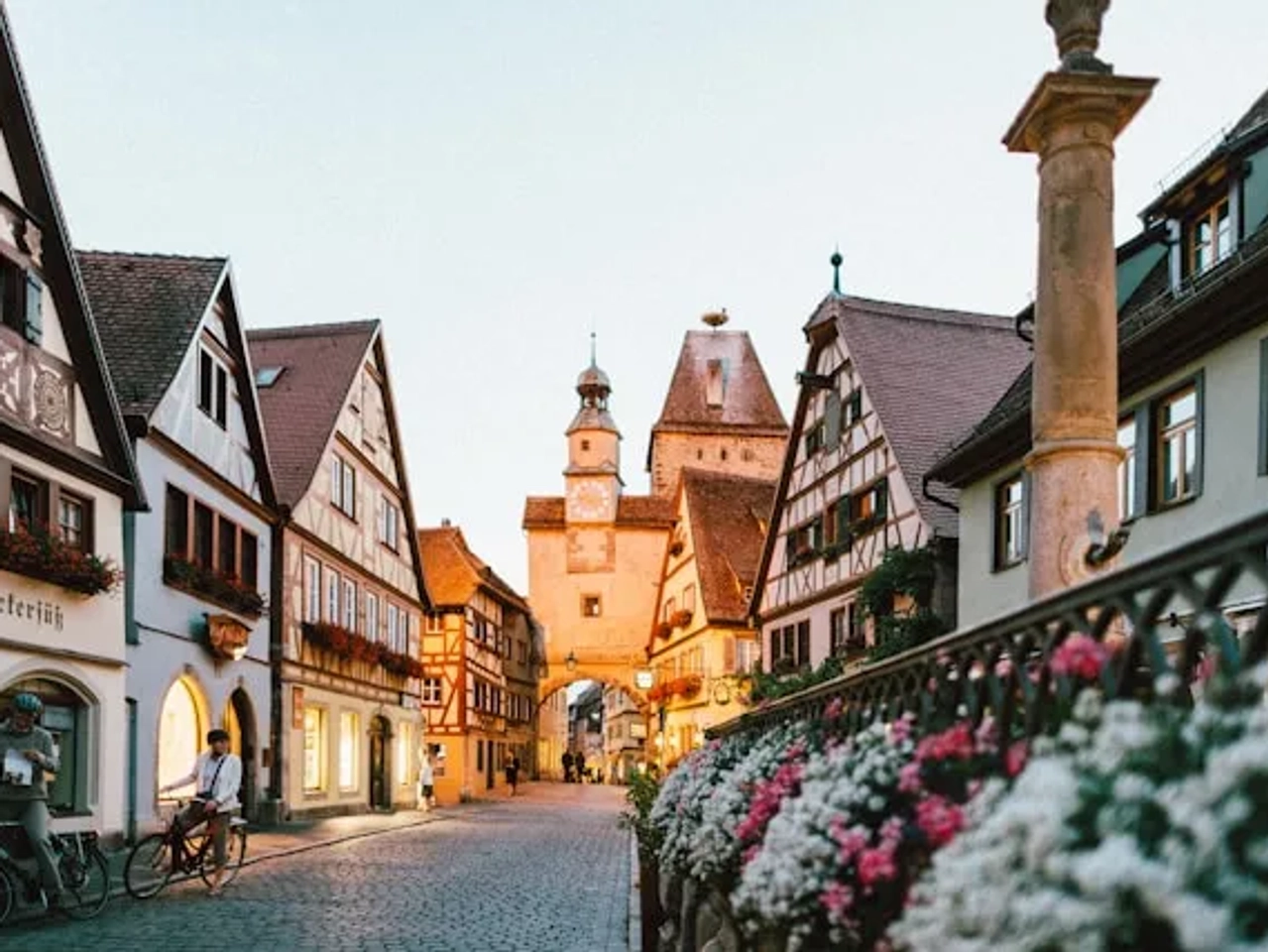 turistas a andar de bicicleta em Rothenburg ob der Tauber na Alemanha