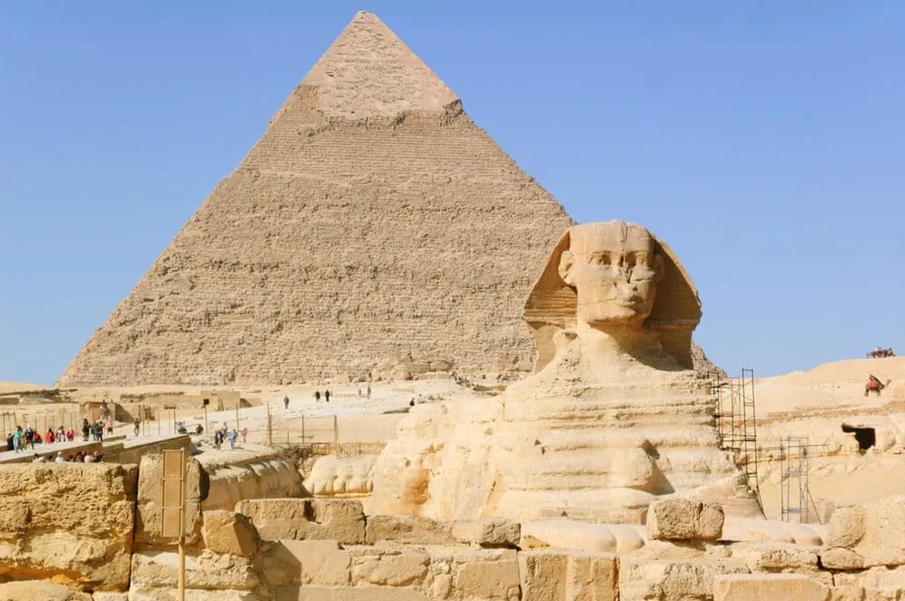 panoramica da esfinge e piramide de Keops no egipto