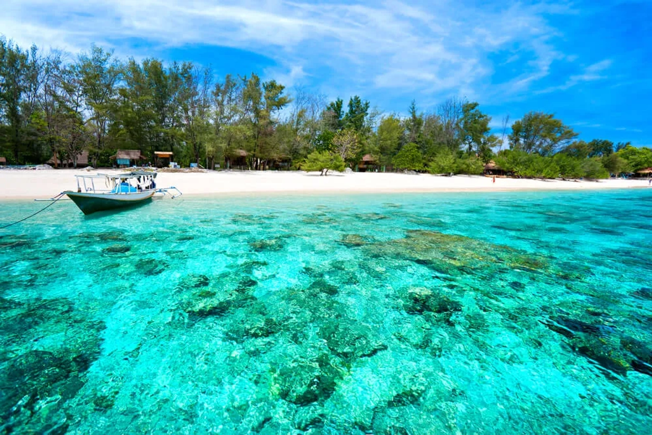 praia de gili meno com barco atracado na areia