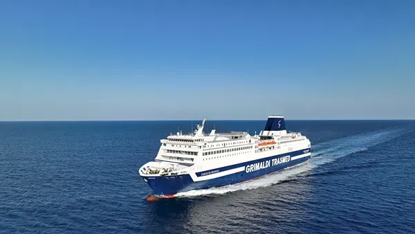 Vista aérea de un ferry Trasmed