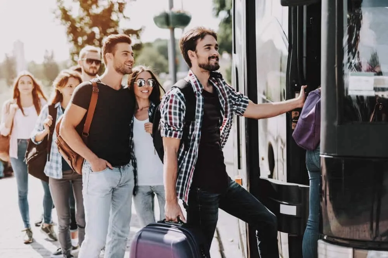 grupo de jovens a entrar num autocarro