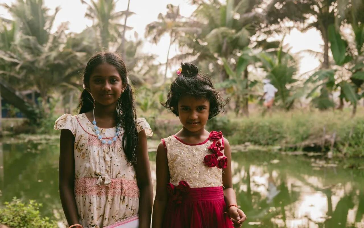 crianças sorriem para a camara