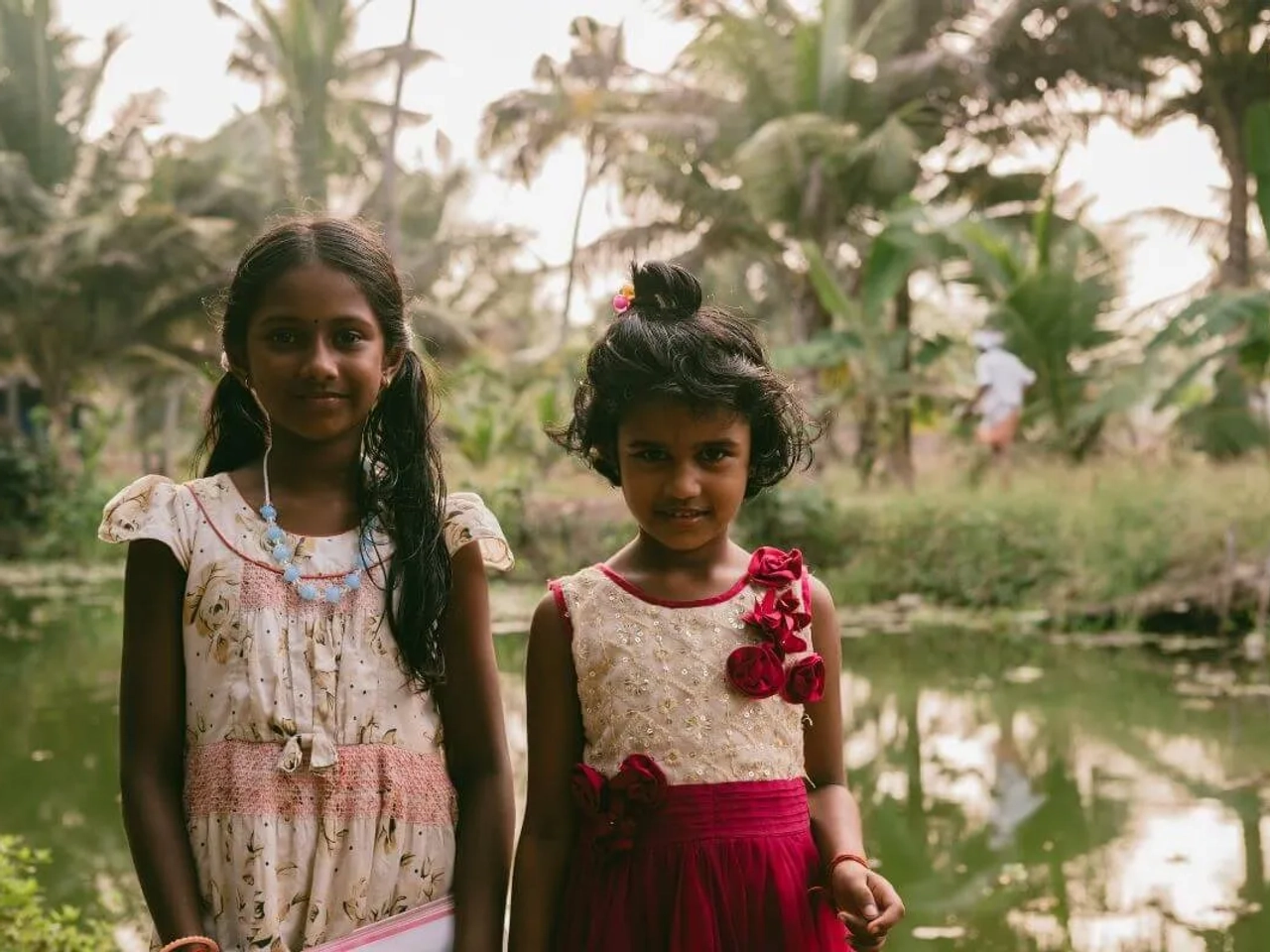 crianças sorriem para a camara