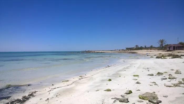 Playa tranquila en Djerba, con agua clara y cielo despejado.
