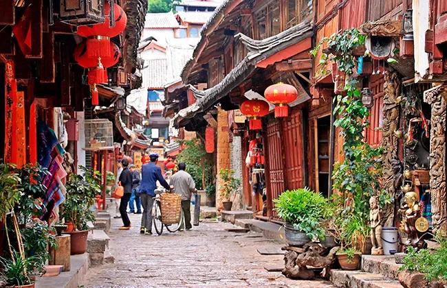 Rua tradicional chinesa com lanternas vermelhas, na China
