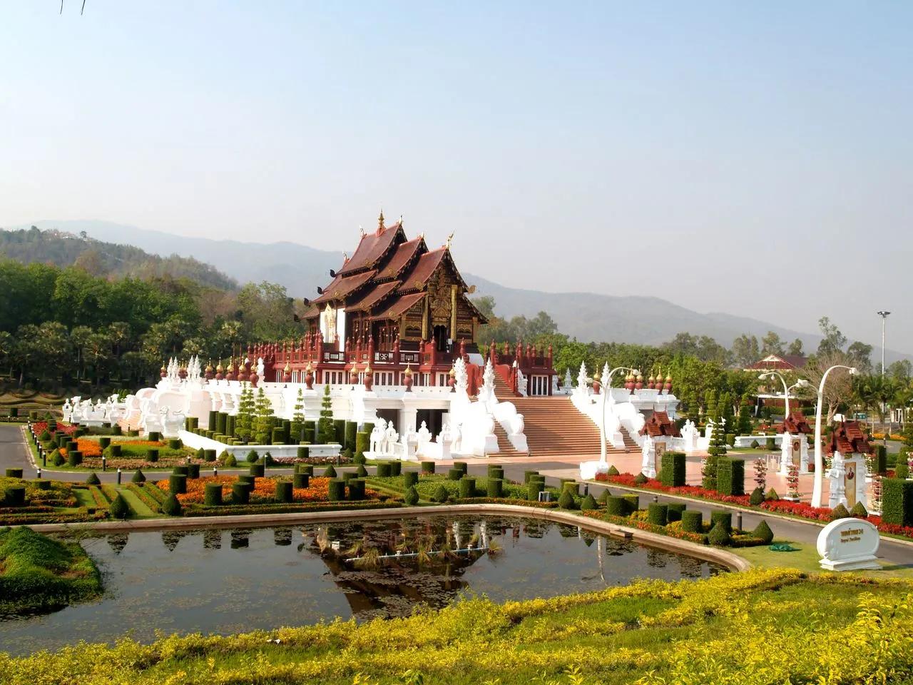 Padiglione reale in stile Lanna nei giardini di Chiang Mai, nel nord della Thailandia, con montagne sullo sfondo.