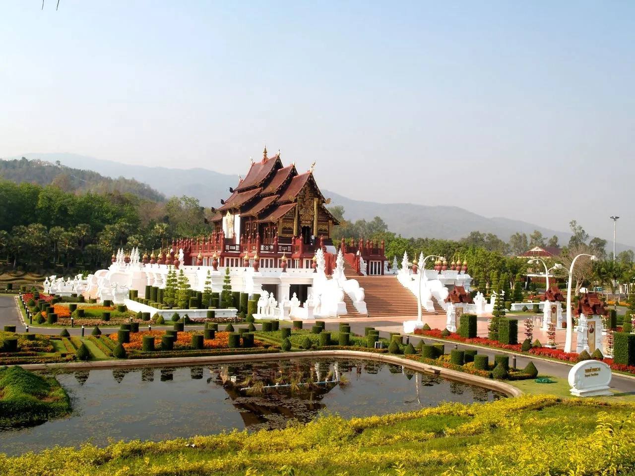 Padiglione reale in stile Lanna nei giardini di Chiang Mai, nel nord della Thailandia, con montagne sullo sfondo.