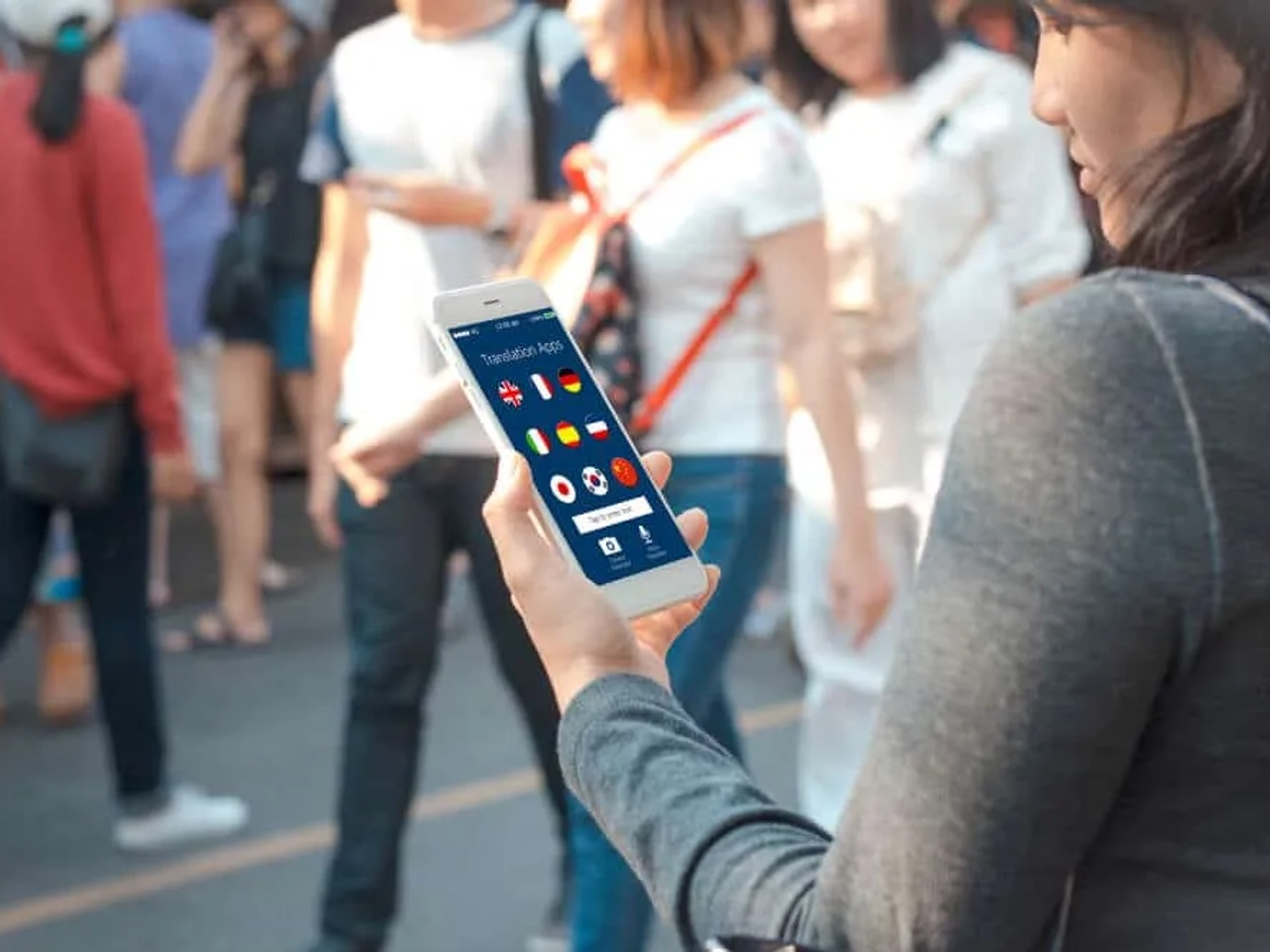 jovem utiliza tradutor no telefone