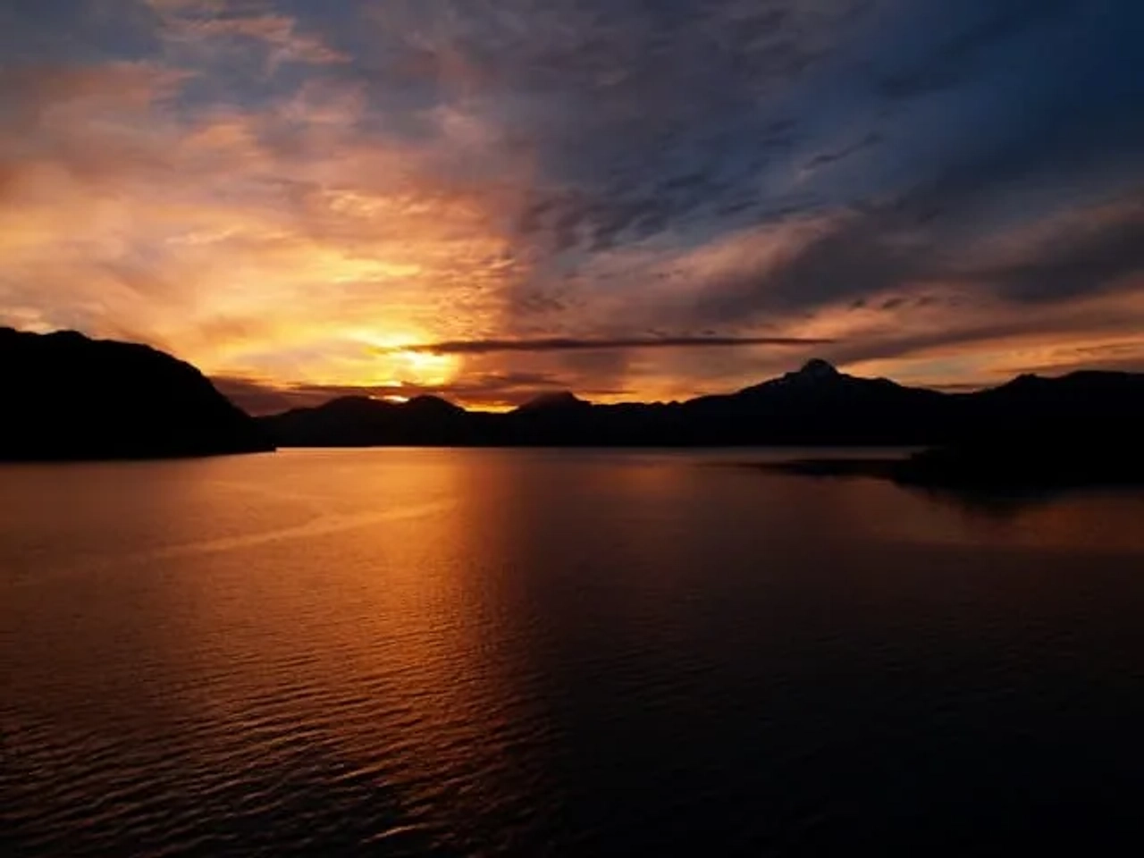 por do sol no puerto eden no chile