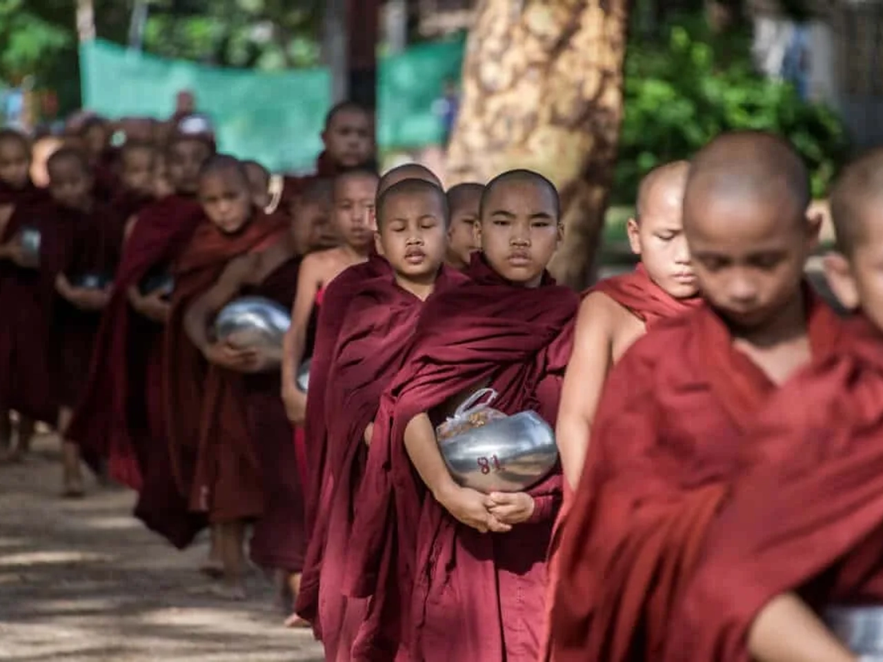 jovens monges em fila com oferendas